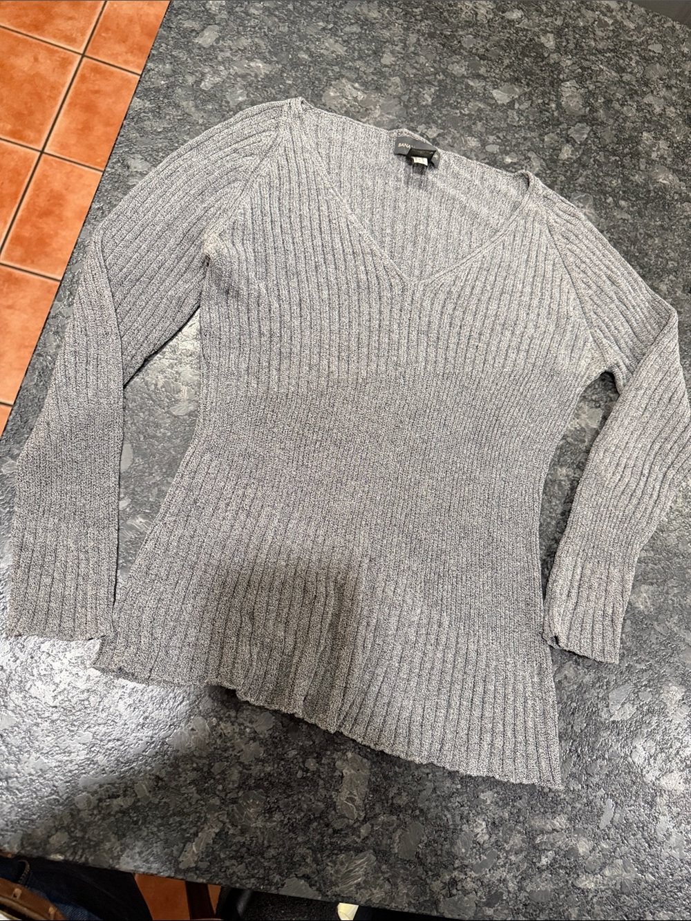 Banana Republic V-Neck Ribbed Knit Women's Sweater - Light Gray